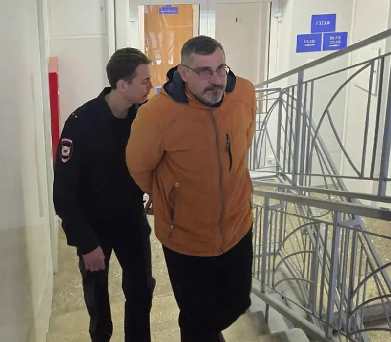 Центральный районный суд Новосибирска избрал меру пресечения для временно исполняющего обязанности директора УКС Владимира Орлова; он заключён под стражу до 28 декабря. По версии следствия, он вымогал взятку и получил свыше миллиона рублей.