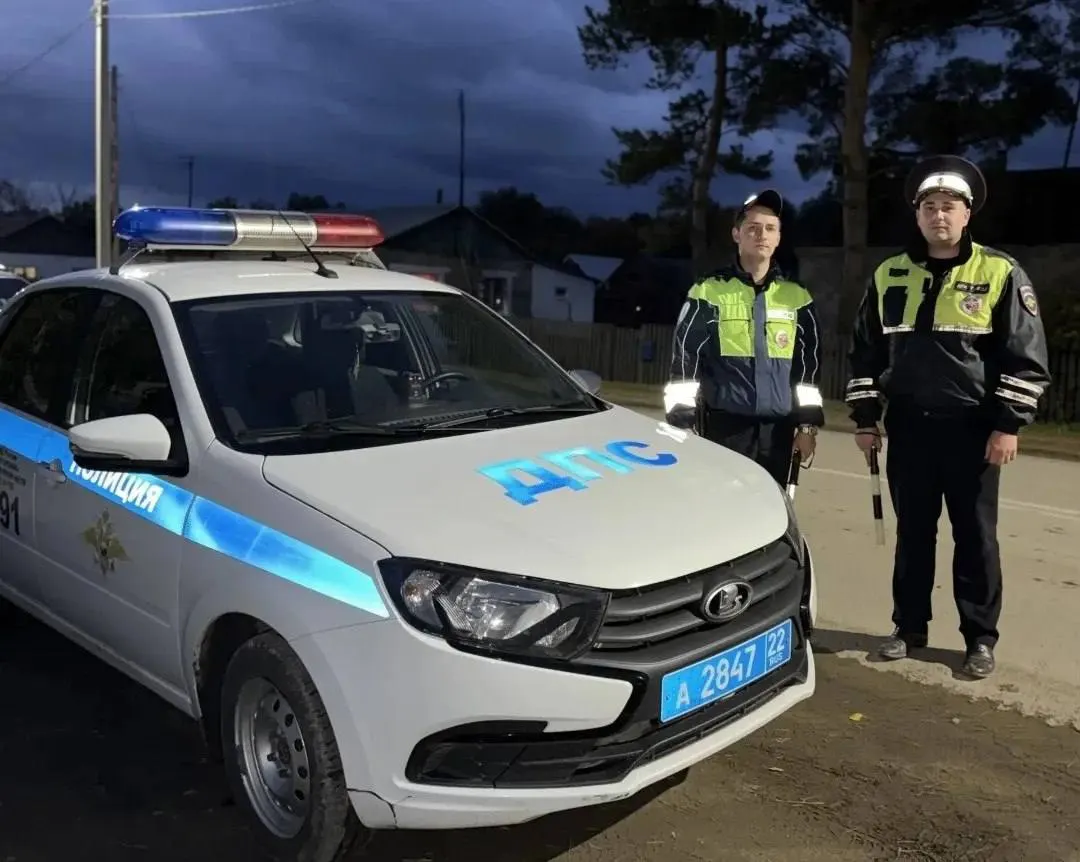 Патруль заметил дым из жилого дома на улице Пионерской, вызвал пожарных и вывел пострадавшего на улицу, оказав первую помощь до прибытия медиков.