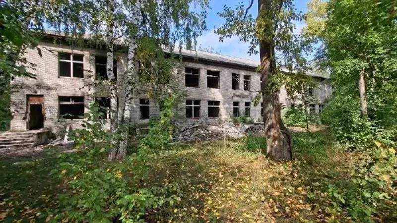 Правительство Алтайского края выставляет на торги имущественный комплекс инфекционного корпуса городской больницы №2 в Бийске вместе с земельным участком; стартовая цена — более 22,4 млн рублей.
