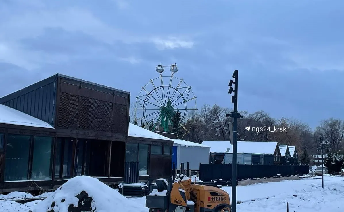 Демонтаж колеса обозрения в городском парке региона: сначала снимут кабинки, затем разберут конструкцию; готовят передачу детали в Ачинск, сроки — к 15 ноября. Рассматривается замена аттракциона на том же месте.