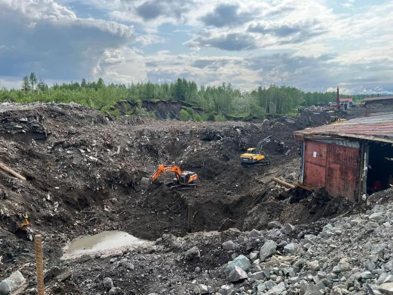 59-летняя сторож Арузат Лукьяненко пропала после обвала на руднике «Маяк»; близкие требуют ясности, пока тело не найдено.