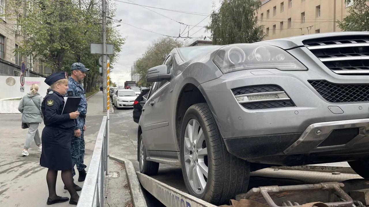 Женщина сообщила приставам о тяжёлом финансовом положении; автомобиль найден рядом с зданием ведомства, и ей дали 10 дней на погашение долга, иначе машина уйдёт на торги.