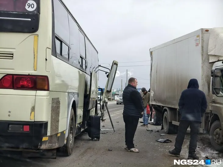 Автобус столкнулся с&nbsp;грузовиком на&nbsp;выезде из&nbsp;Красноярска, в&nbsp;Березовке перекрыта полоса