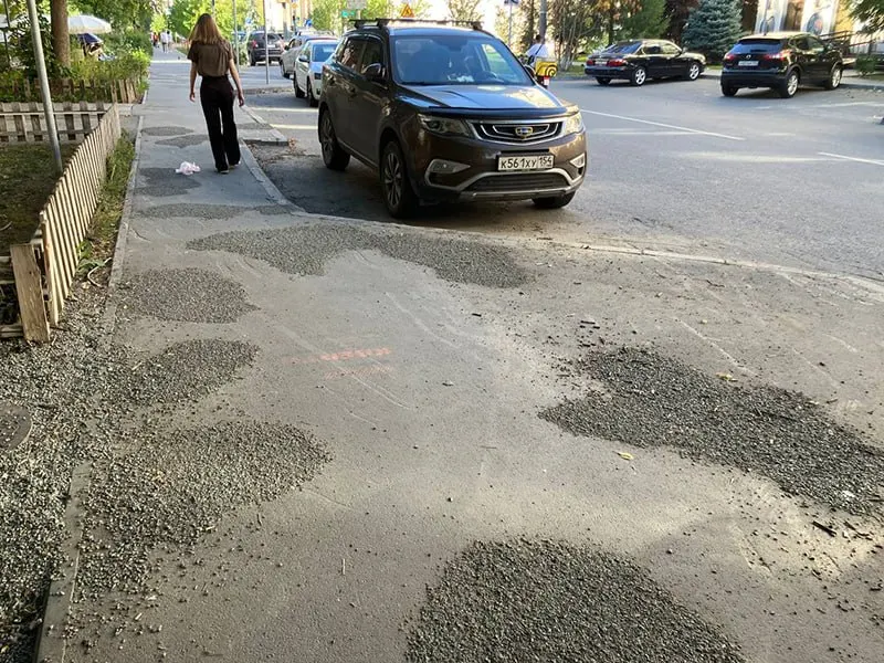 В центре Новосибирска обновили улицы Урицкого, Гоголя и Авиастроителей: реконструкция завершена в 2024 году; стоимость контракта составила 253,5 млн рублей.
