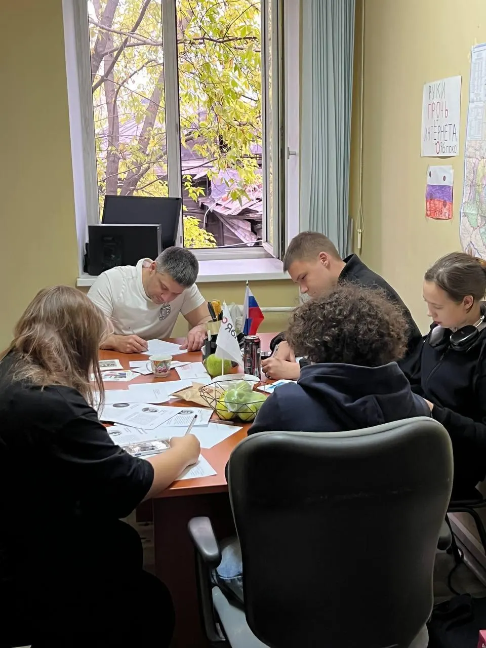 В Иркутске прошёл вечер писем политзаключённым: волонтёры отправили письма и открытки, обсудили вопросы поддержки и свободы.