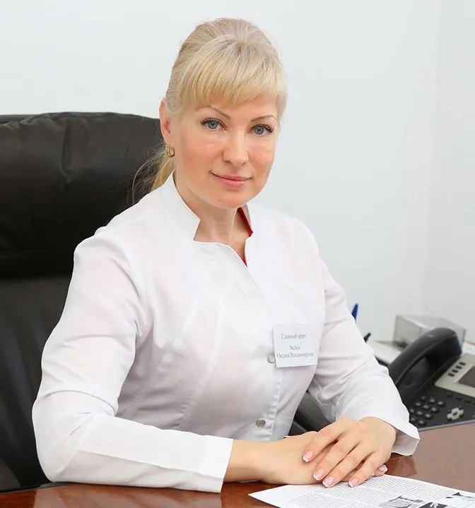 Следствие утверждает, что в 2020–2022 годах она систематически получала денежные средства от представителя коммерческой организации за заключение контрактов на поставку расходных медицинских изделий; сумма взяток достигла 930 тысяч рублей.