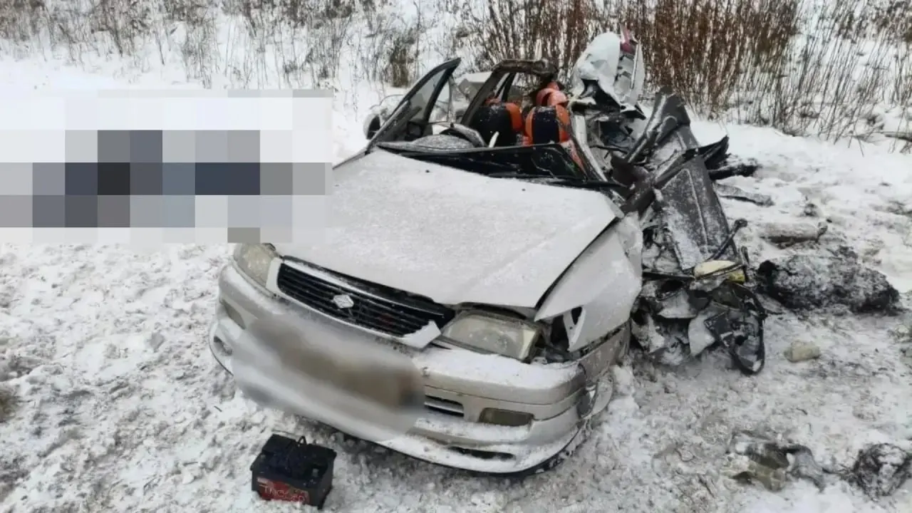 На трассе Р-255 «Сибирь» возле Ачинска легковой автомобиль столкнулся с большегрузом; погибли двое молодых мужчин, водитель получил тяжелые травмы.