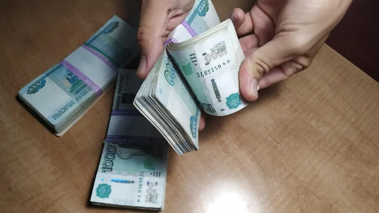 По данным прокуратуры, за первые девять месяцев 2025 года зарегистрировано 3022 случая дистанционных мошенничеств против 4026 за аналогичный период год назад; ущерб снизился с 1,3 млрд до 988 млн рублей.