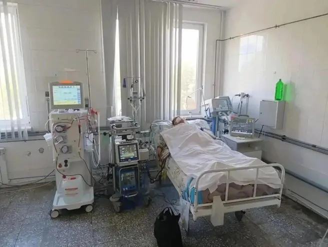 Пациентка поступила с перитонитом и полиорганной недостаточностью. Ей подключили ЭКМО и гемодиализ; после нескольких недель лечения она выписана и чувствует себя хорошо.