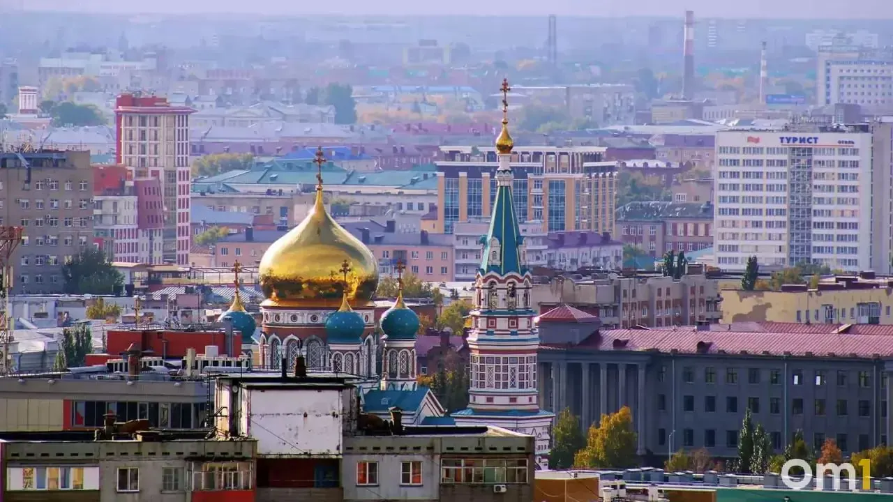 Омск признан самым тихим городом среди миллионников России; рейтинг сравнивает уровень шума с Новосибирском, Москвой и Екатеринбургом, а главными источниками шума являются автомобили, разговоры на улице и ремонт соседей.