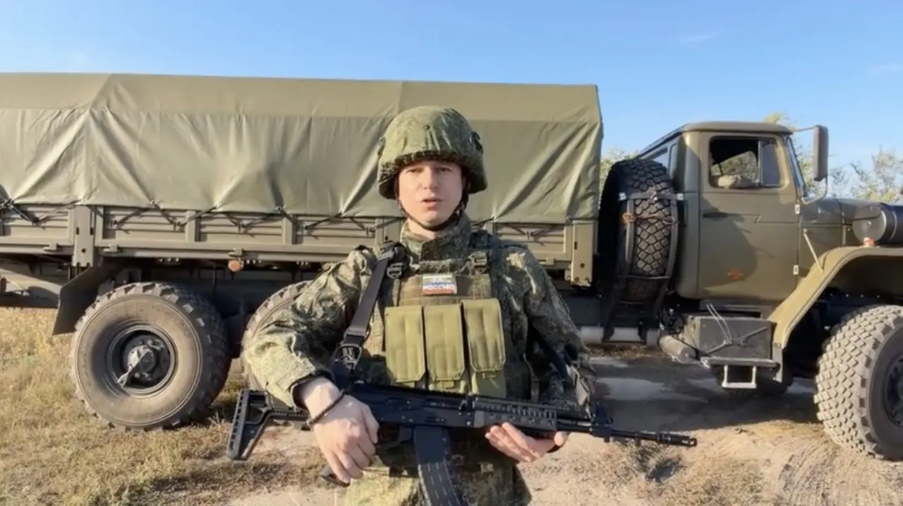 Экс-депутат Михаил Романов подписал контракт с Минобороны и стал военнослужащим, заявив о намерении участвовать в конфликте на Украине.
