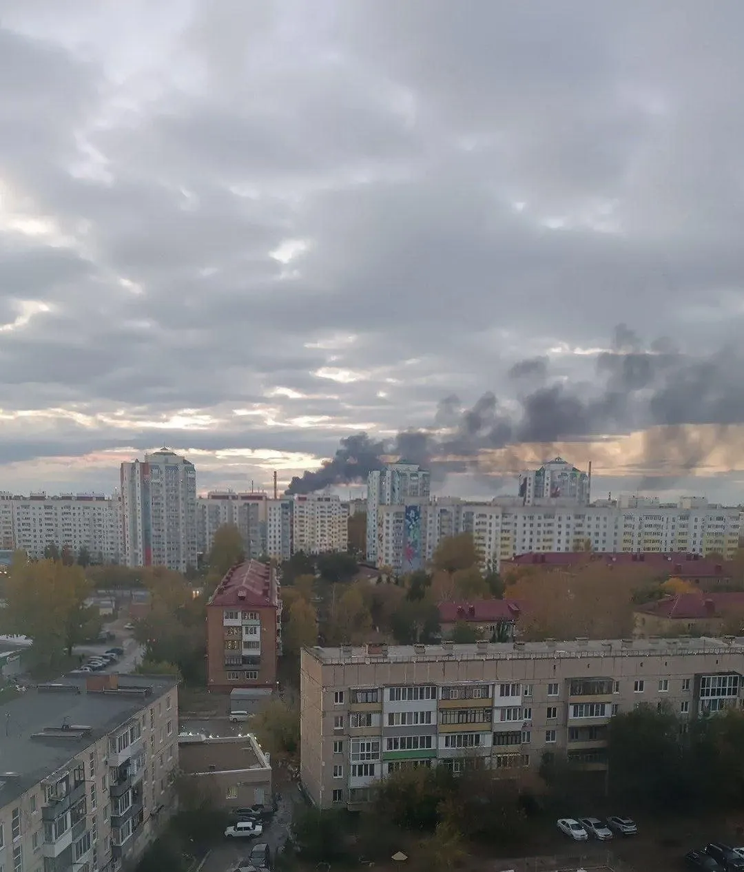 В Омске произошла атака беспилотников, после которой вспыхнул пожар на Северном промышленном узле и на НПЗ Газпром нефти.