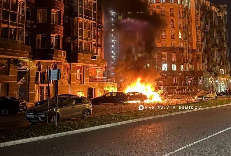 Ночные атаки беспилотников затронули Белгородскую область и соседние регионы: погиб мирный житель, 14 человек ранены; в Липецке и Омске зарегистрированы разрушения и последствия.