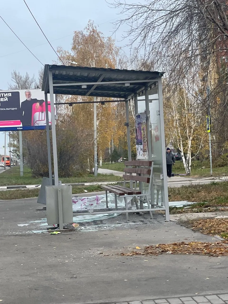 Редакция ставит под сомнение версию об атаке беспилотников и считает повреждения следствием вандализма.