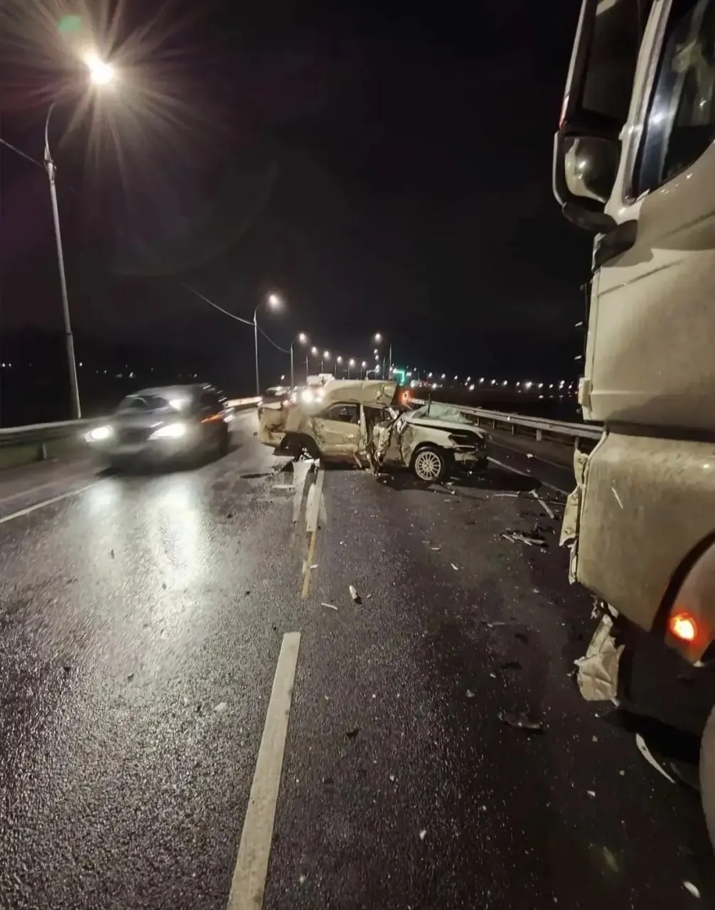 21-летний водитель на Toyota Mark выехал на встречку и столкнулся с микроавтобусом, затем с грузовиком; погиб до приезда скорой.