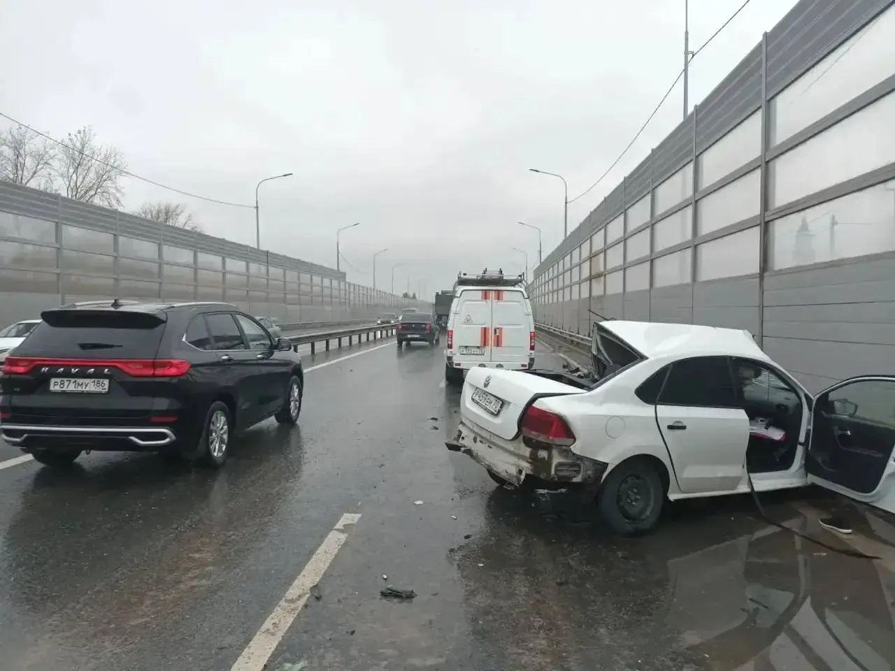 На трассе Тюмень — Омск произошла смертельная авария: столкнулись Volkswagen и грузовик Howo. Погиб водитель легковушки, пассажирка доставлена в больницу с тяжелыми травмами.