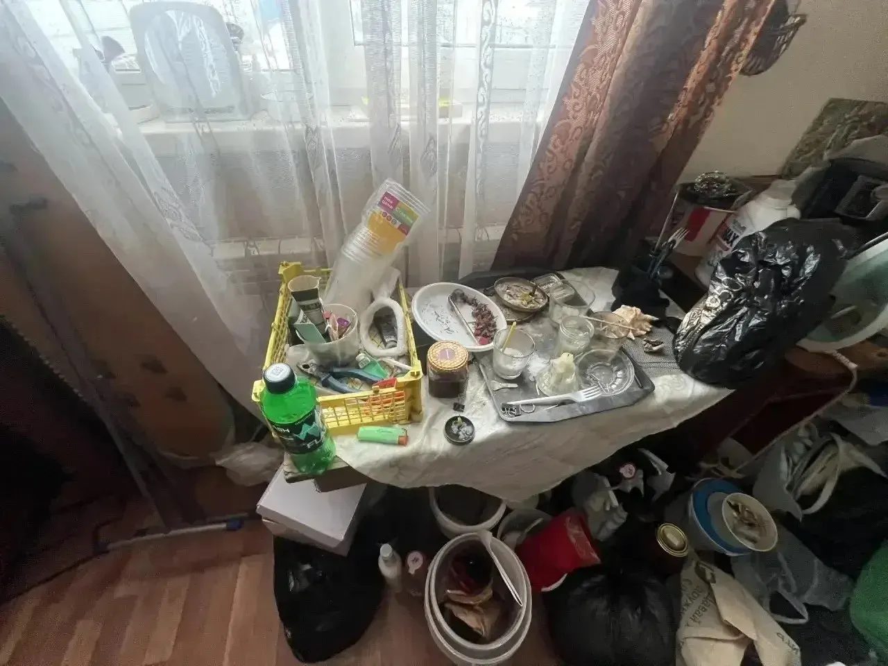 Жительница Омска обвиняется в систематическом предоставлении жилья для потребления наркотиков; дело будет рассмотрено в Омском районном суде, ей грозит до четырех лет лишения свободы.