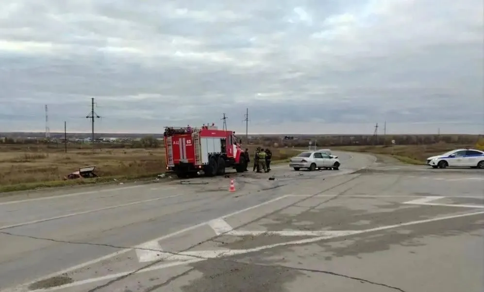 57-летний водитель погиб после столкновения автомобилей ВАЗ-2109 и Mitsubishi Lancer на трассе К-12 в Колыванском районе Новосибирской области.