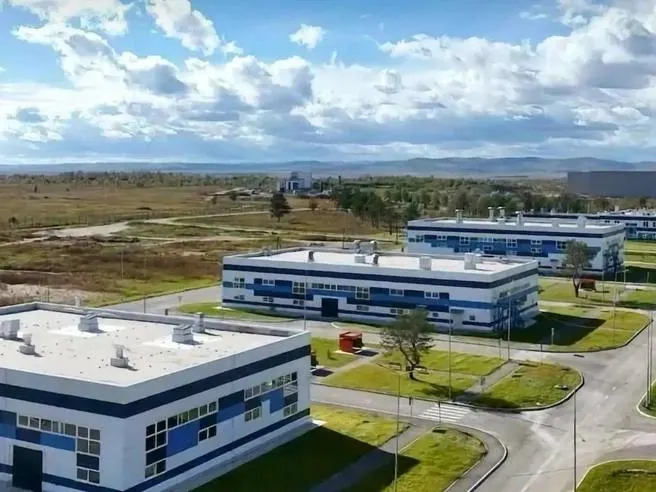 Новый индустриальный парк в Чите предоставляет резидентам готовую инфраструктуру, налоговые преференции и режим свободной таможенной зоны. Общая площадь объектов — 6,2 тыс. кв. м.