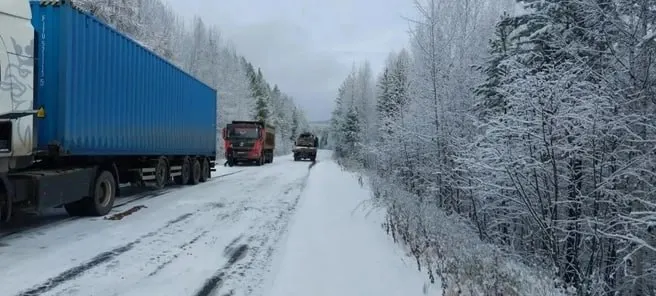 Движение для тяжёлого транспорта и автобусов ограничено на участке Братск — Усть-Илимск; запрет действует до очистки 166–244 км. Ожидается похолодание и сильный ветер.