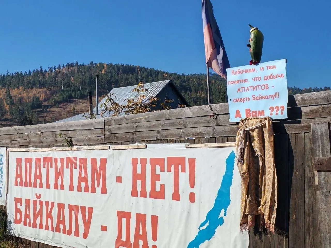 Жители Ошурково вышли на улицы с чучелами из овощей и плакатами, призывая обратить внимание на экологические риски добычи апатитов для Байкала и региона.
