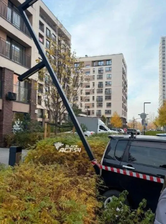 Утром на парковке возле дома на улице Большевистская пикап трижды столкнулся с припаркованным автомобилем. По словам очевидцев, женщина заявила, что мстит бывшему мужу и готова возместить ущерб.