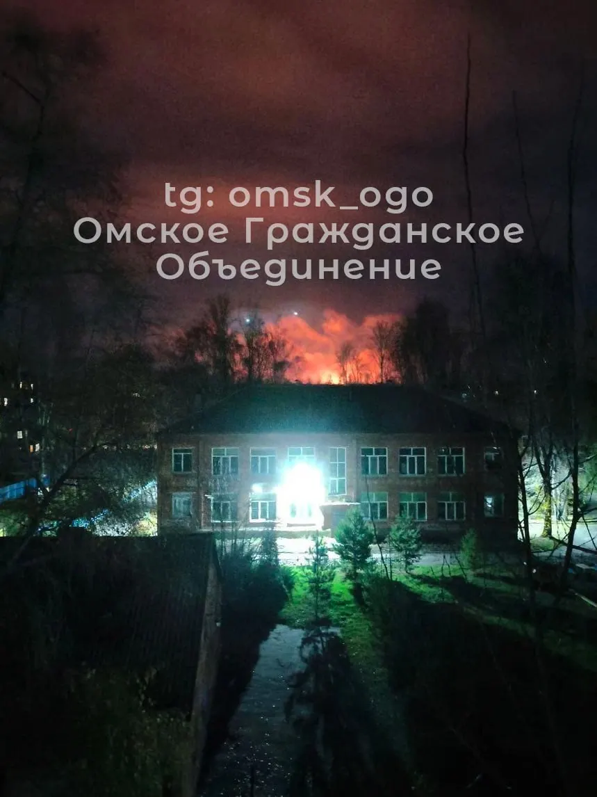 После атаки беспилотников на север Омска жильцы почувствовали резкий запах; мобильная лаборатория проверила качество воздуха, мониторинг продолжится.