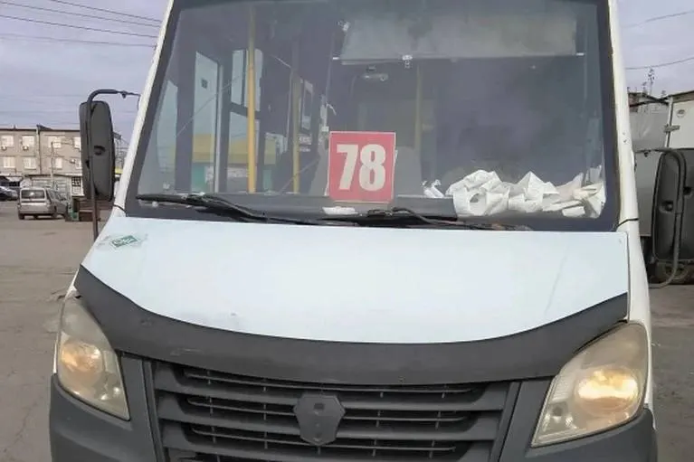 Специалисты проверили автобусы на конечной остановке и зафиксировали нарушения санитарного состояния, а также проблемы с оборудованием: камеры, автоинформаторы и терминалы оплаты. По итогам проверки перевозчикам выданы претензии; за период 2026 года направлено 254 претензий и 155 требований об уплате штрафов.
