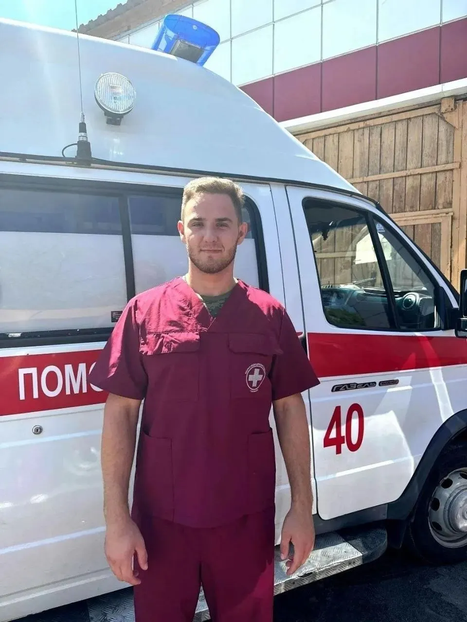 Барнаульский медбрат Илья Зверев спас раненого сослуживца в условиях обстрела во время проведения специальной военной операции. Сейчас он совмещает учёбу и службу, занимаясь лечением и волейболом.