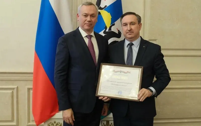 Новосибирский областной суд удовлетворил иск прокуратуры об досрочном прекращении полномочий главы Колыванского района Евгения Артюхова за предполагаемые нарушения при закупке жилья и возможное личное обогащение.