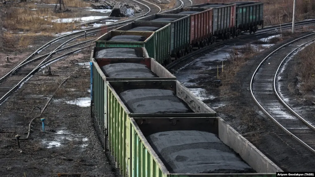 Экспорт энергетического угля за январь–сентябрь 2026 года упал на 18,6% и составил 42,5 млн тонн, Россия опустилась на четвертое место в глобальном рейтинге. Лидируют Индонезия и Австралия; в Индии закупки растут.