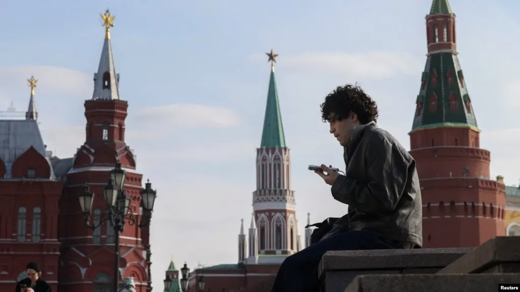 Законопроект предусматривает идентификацию несовершеннолетних в социальных сетях и сокращение времени их онлайн‑пребывания, а также меры по ограничению доступа к запрещённому контенту.