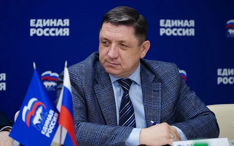 Депутат обсудил инцидент в Барнауле: прорыв трубопровода повлиял на теплоснабжение, пострадали два человека, без тепла остаются более двадцати домов.