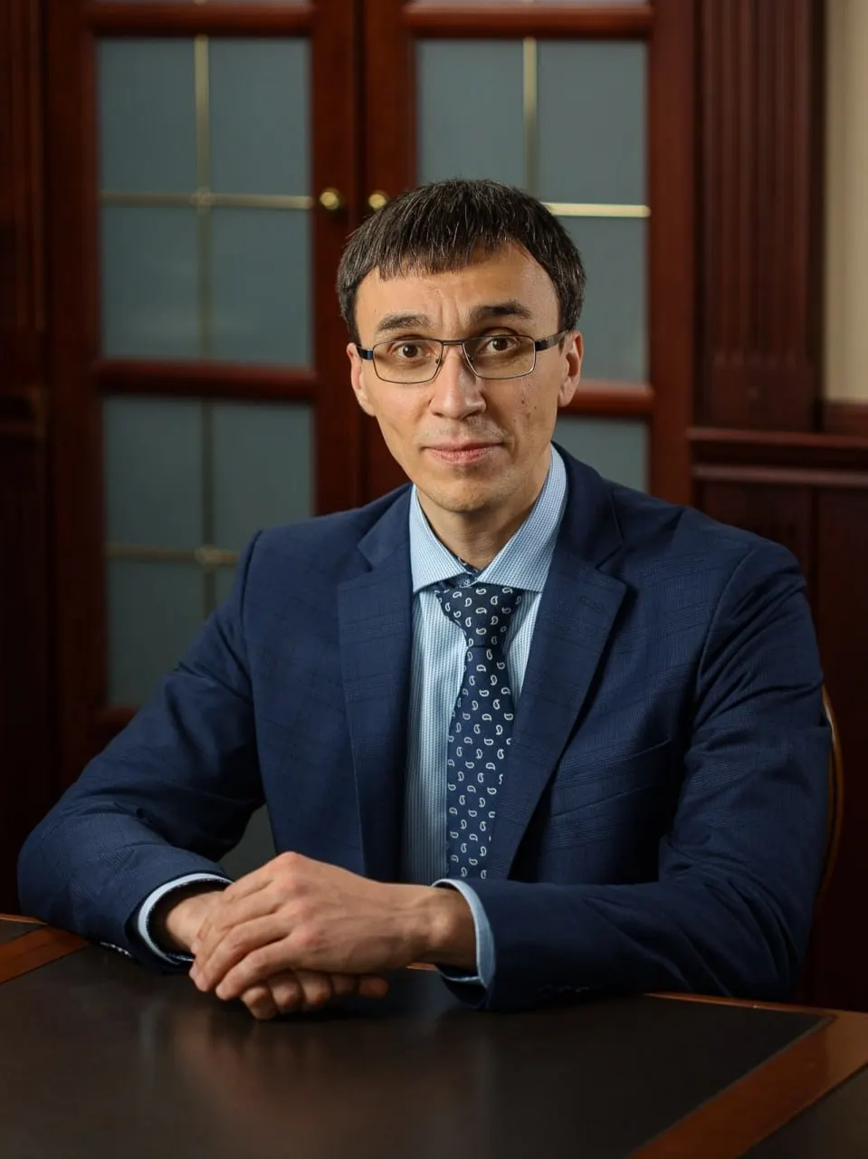Новым куратором стал заместитель мэра Евгений Попантонопуло; ранее направление курировал Максим Останин, теперь он координирует работу центров помощи участникам СВО.
