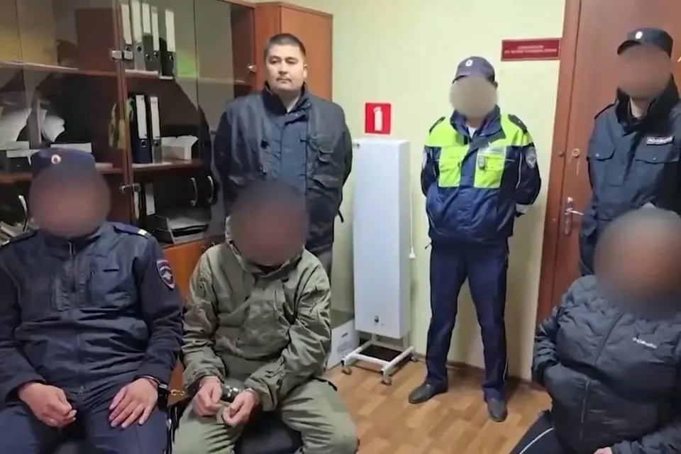 Двое мужчин задержаны по делу об убийстве и изнасиловании женщины, погибшей в марте 2002 года в селе Онгудай; дело продолжает расследование.