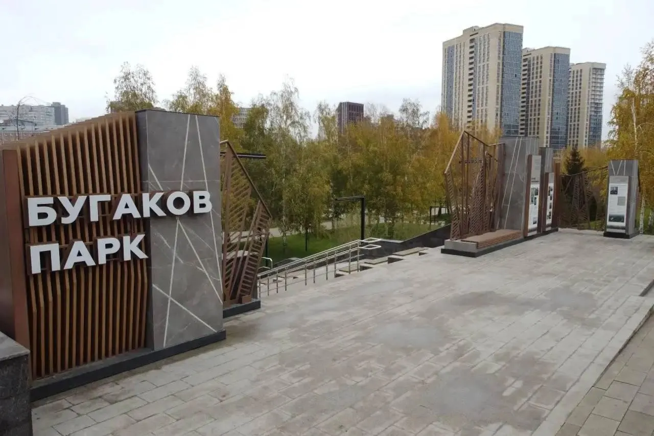 В парке обновили детские и спортивные площадки, высадили деревья и кустарники, а также планируют праздничное оформление пространства.
