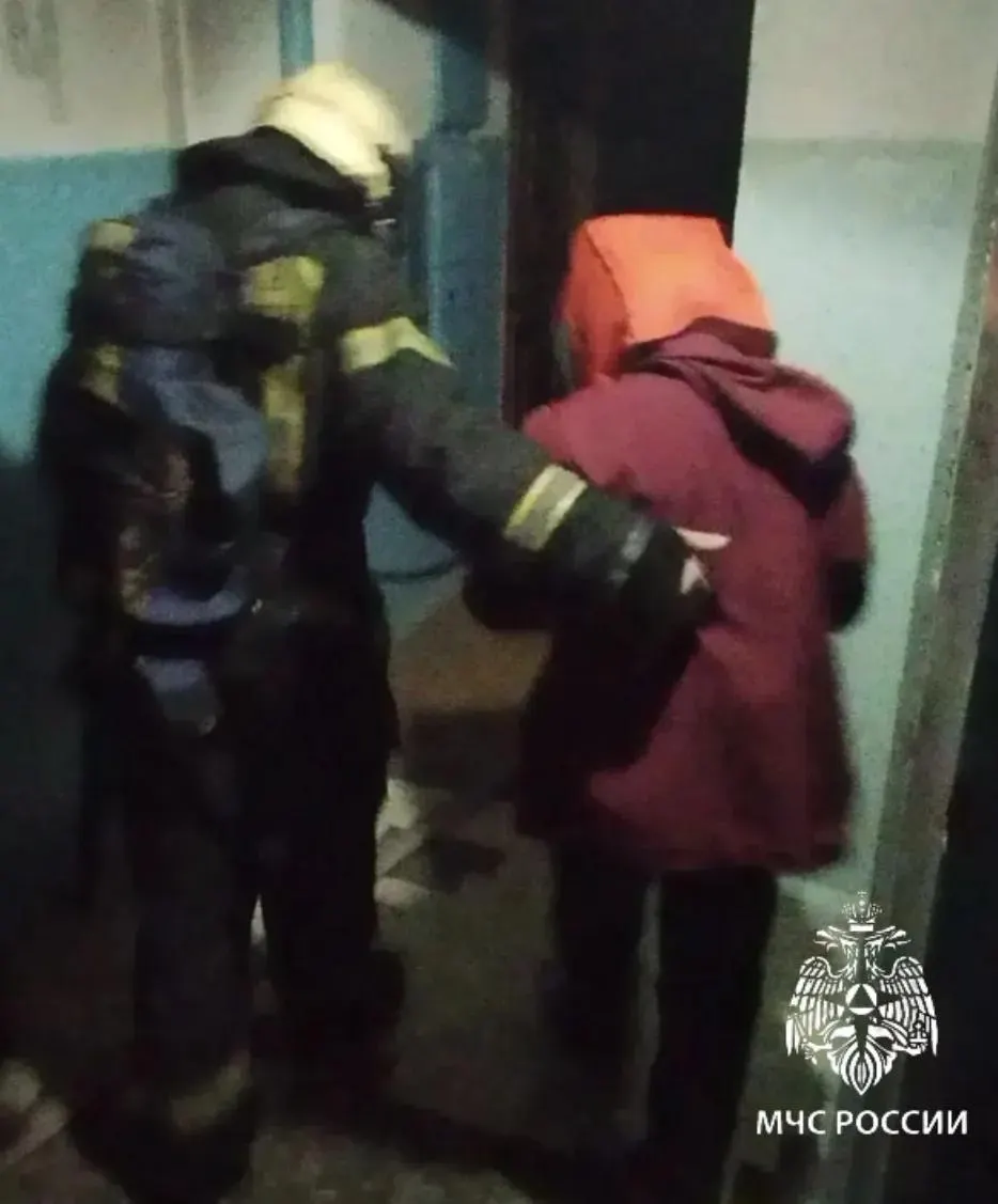 Пожар произошёл в квартире на улице Ленина: погиб 67-летний владелец, 27 жильцов смогли выбраться сами, ещё 7 — спасли пожарные.