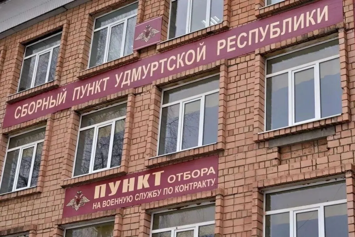 Правозащитники фиксируют попытки принуждать граждан к подписанию контрактов на службу в вооружённых силах в десятках регионов России, включая Москву и регионы Сибири.