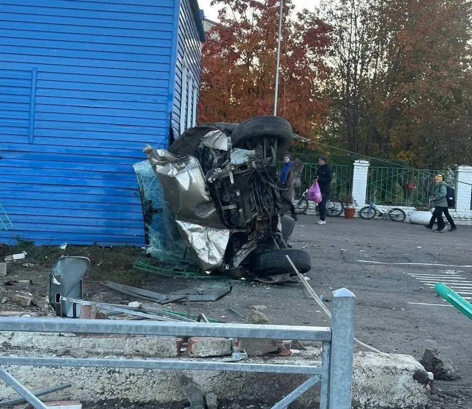 В Омске автомобиль на большой скорости въехал в здание 65-й школы; водитель госпитализирован.