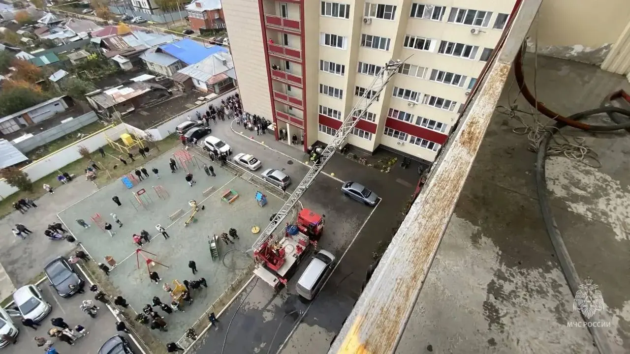 Пожар в жилом доме на улице Советской Армии локализован; спасены двое жильцов, эвакуировано 47 человек, пострадавших нет.