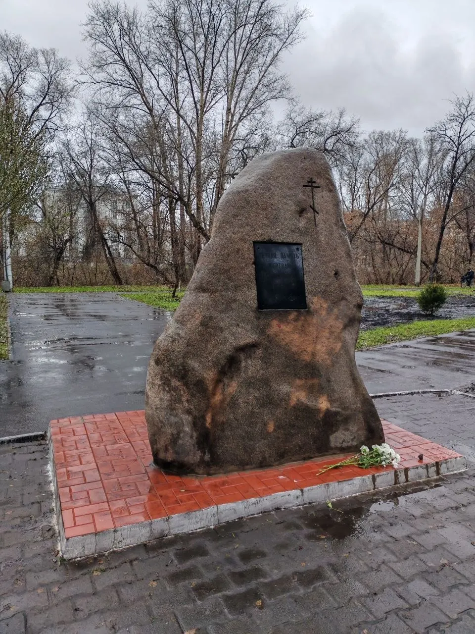 На площади у памятника прошла акция памяти: активисты сообщили о присутствии полиции и проверках некоторых участников.