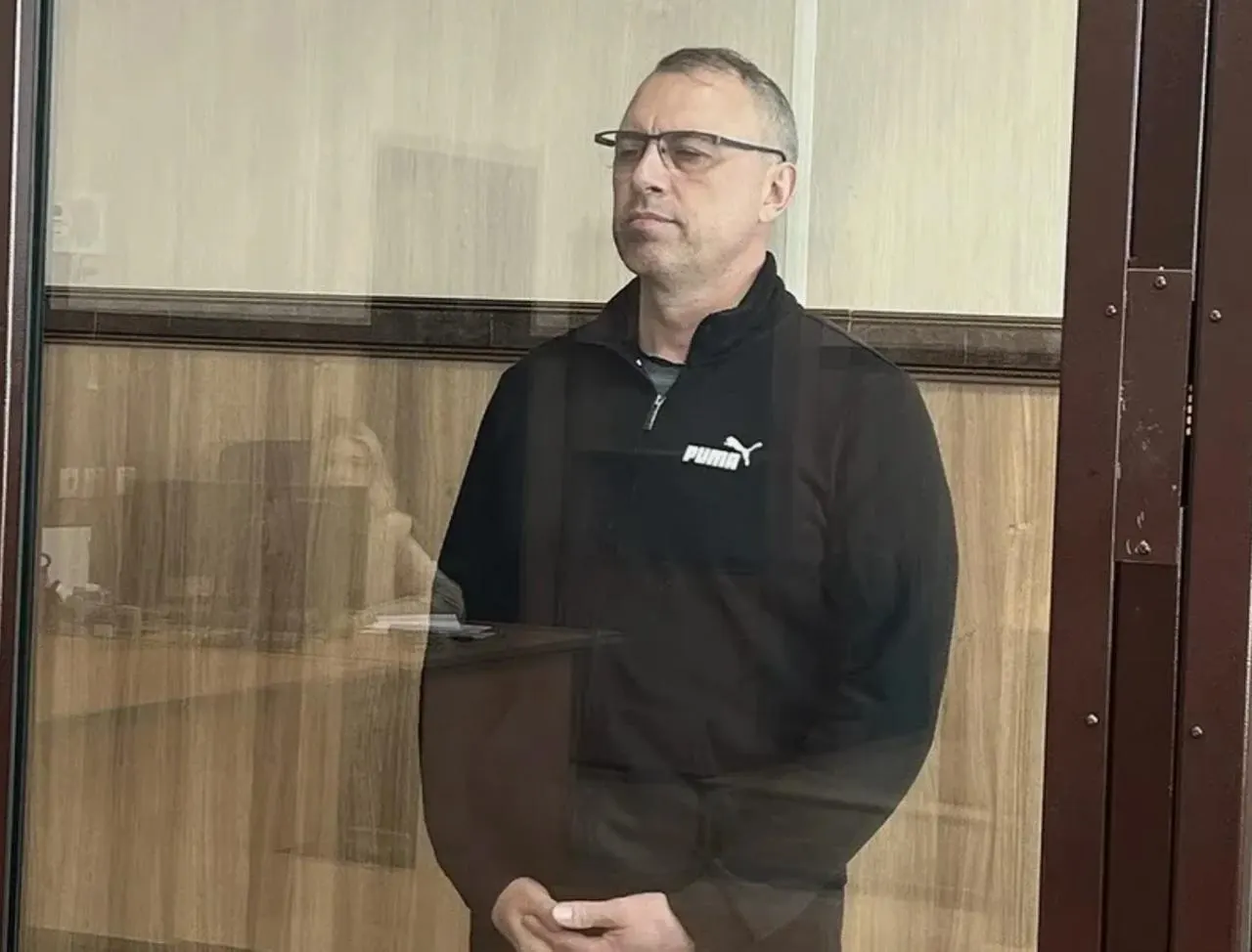 Дзержинский районный суд Новосибирска продлил арест экс-начальника ЗСЖД Александра Грицая до 15 декабря 2026 года; следствие считает, что он получил свыше 55 млн рублей и имущество от бизнесмена, связанного со строительством железнодорожных путей и грузоперевозками. Новый руководитель ЗСЖД — Евгений Вейде, ранее возглавлявший Дальневосточную железную дорогу.