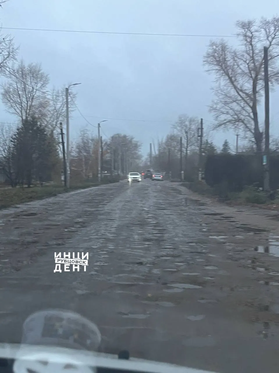 Местные жители жалуются на разрушенное дорожное покрытие и требуют оперативного ремонта с указанием сроков.
