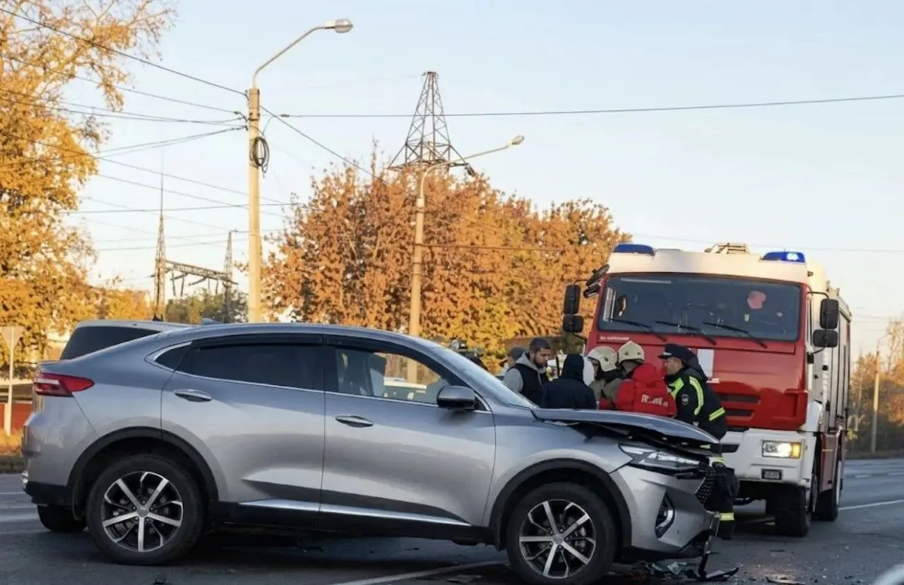 Утром 12 октября на проспекте Калинина столкнулись Toyota Funcargo и Haval F7x; пострадали женщина и её 10-летний ребёнок. Полиция проводит проверку.