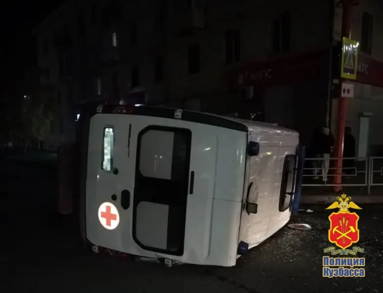 В Белoво столкнулись скорая помощь и автомобиль Lifan: ранение получили водители и два фельдшера, пациентов внутри не было.