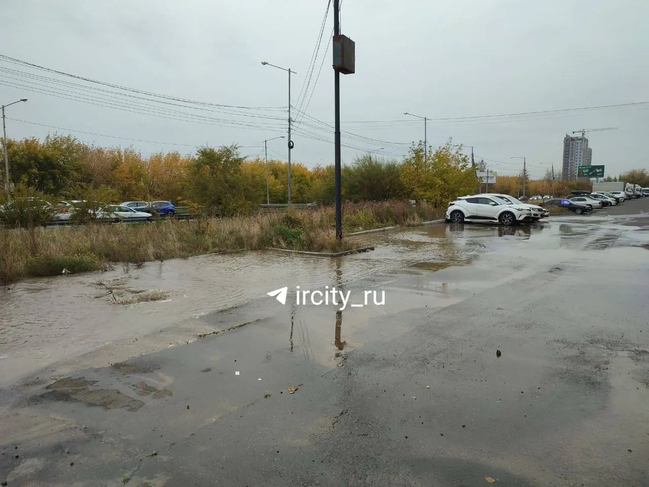 Из-за аварии на коммунальных сетях вода отсутствует в близлежащих домах; на место прибыли аварийные бригады, проводится восстановление водоснабжения.