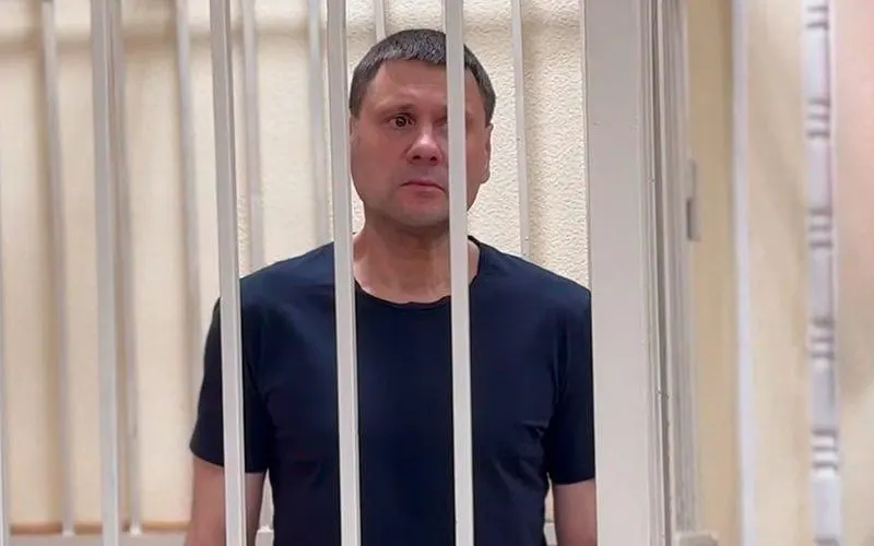 Красноярский суд вынес обвинительный вердикт бывшему руководителю ГИБДД региона за получение взяток и махинации с номерными знаками.