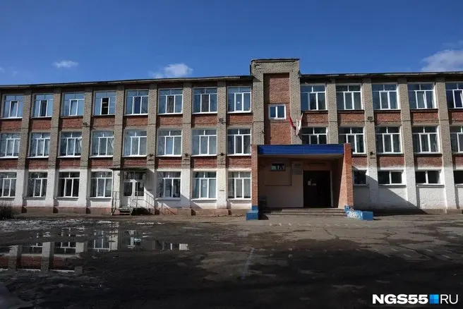 Пять школ Омской области временно не принимают учеников из-за аварийного состояния зданий. По состоянию на сегодня подготовлена проектно-сметная документация для школ №87, №89 и Александровской, планируется ремонт на 2028–2029 годы; финансирования по 130-й школе пока нет. Для 131-й школы ведётся госэкспертиза.