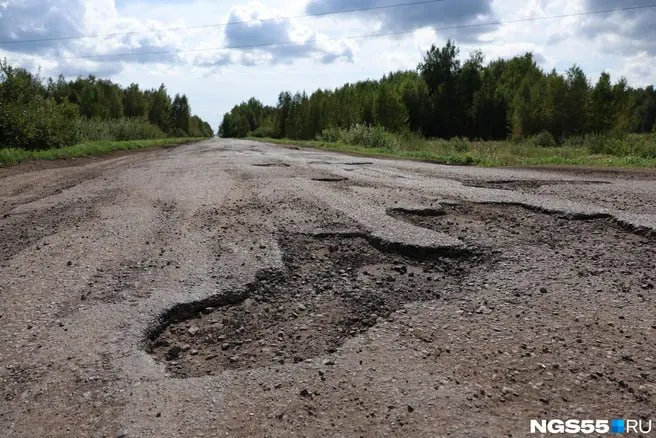 Жители Марьяновского района Омской области жалуются на состояние дорог к Боголюбовке, отмечая кочки и ямы, что затрудняет движение и доступ к деревне.