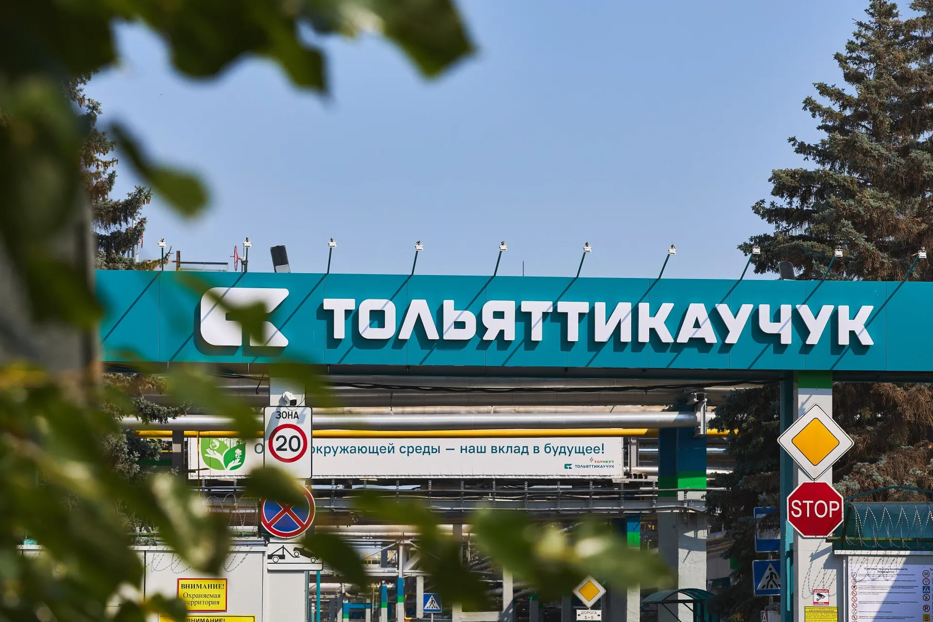 Украинские дроны нанесли удары по двум крупным российским предприятиям и затронули логистический центр в Омске; на заводах вспыхнули пожары, аэропорт Самары ограничил полеты.